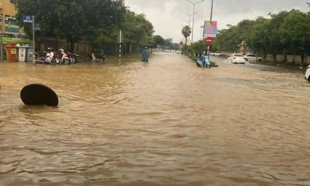 Mùa mưa kéo dài tại Huế