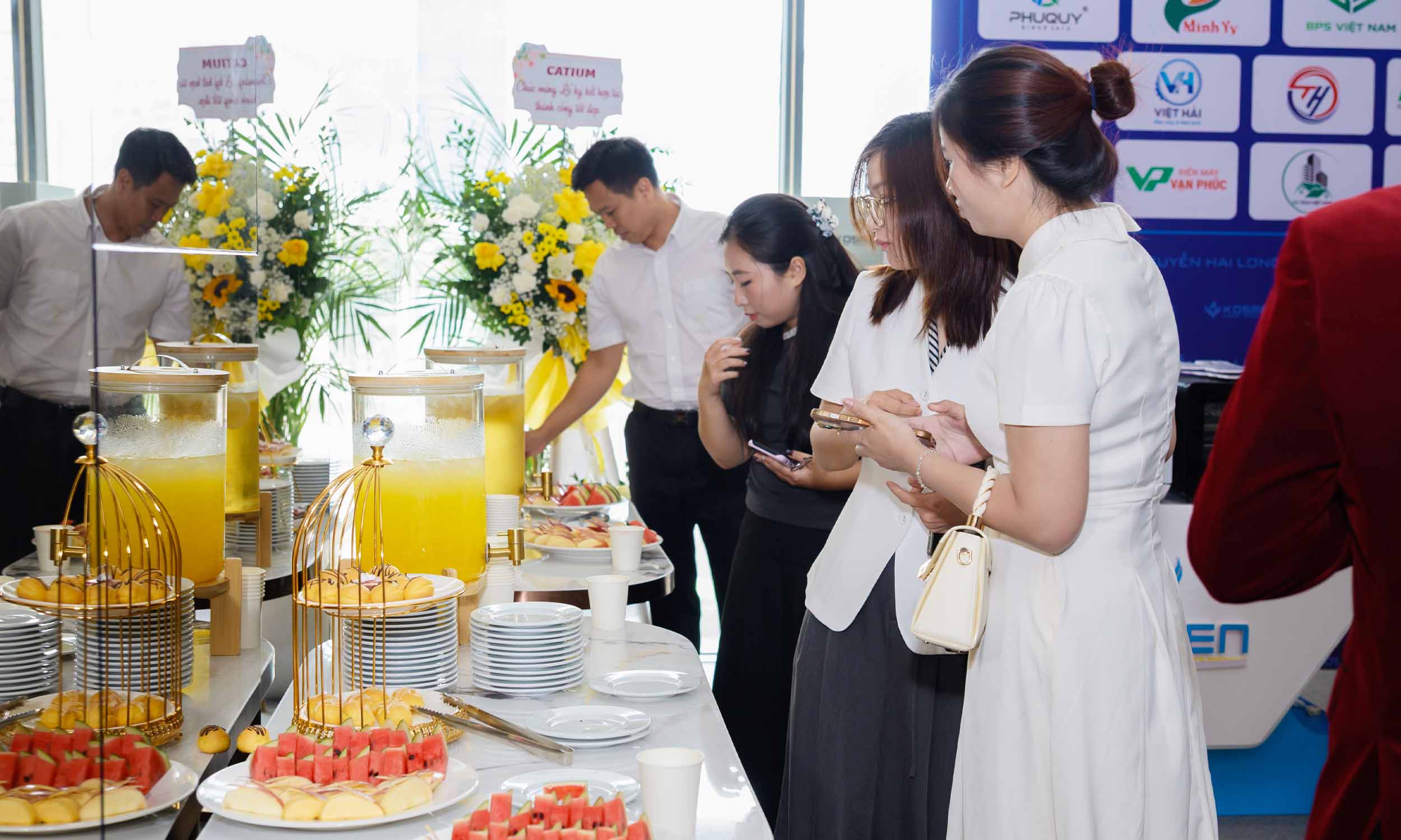 Kh&aacute;ch mời thưởng thức Teabreak