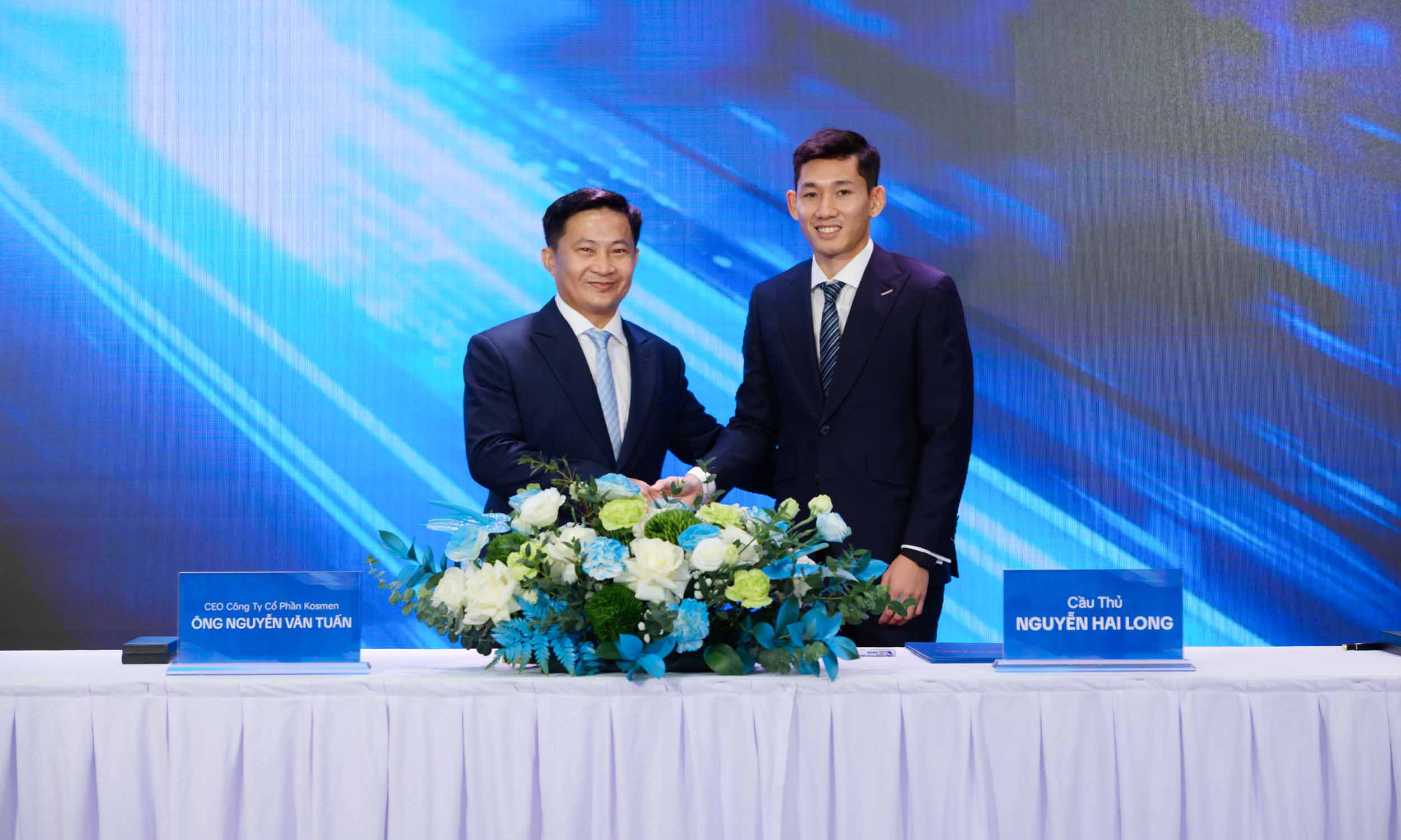 Nghi thức k&yacute; kết hợp t&aacute;c đại sứ thương hiệu giữa Kosmen v&agrave; cầu thủ Nguyễn Hai Long -12