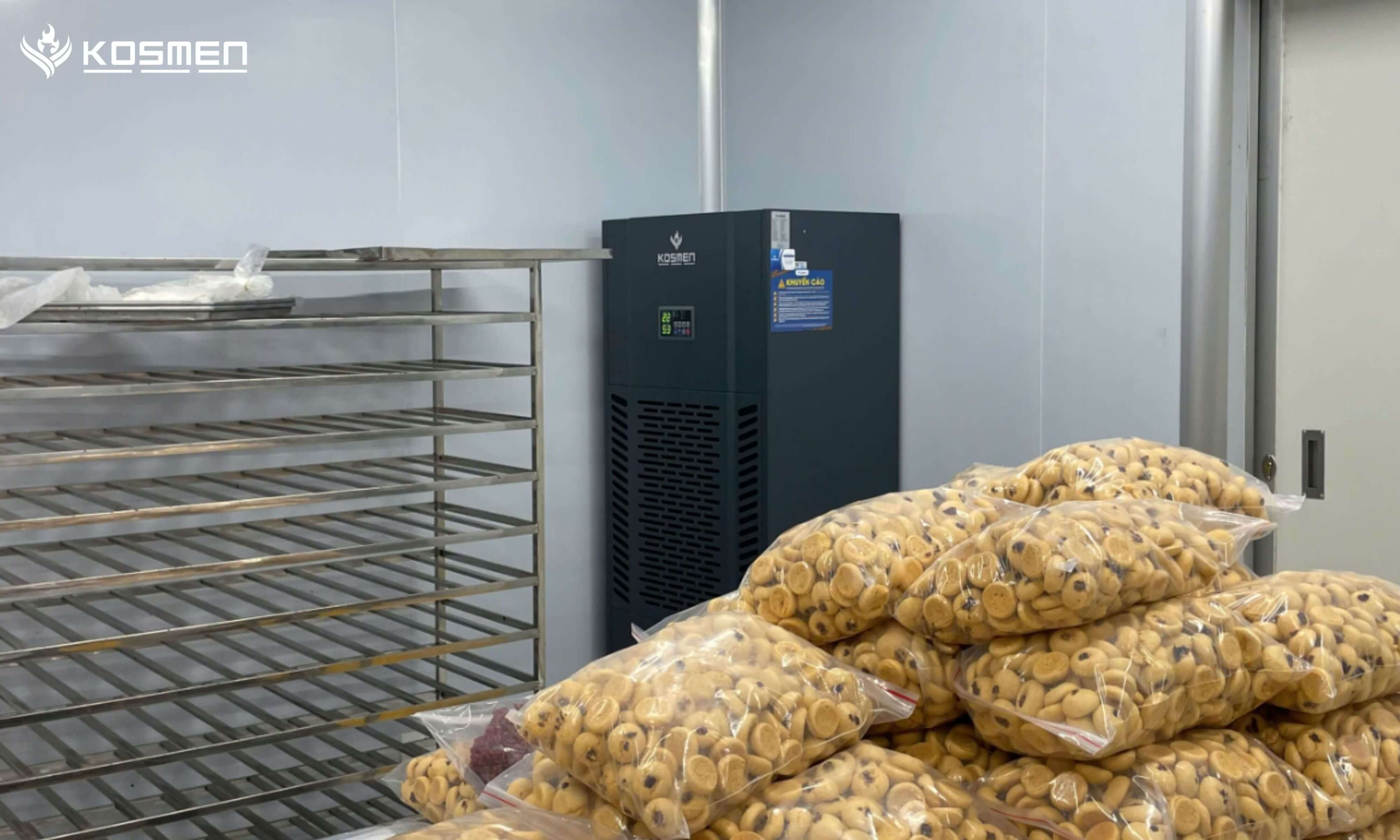 M&aacute;y h&uacute;t ẩm Kosmen KM-250S được sử dụng để bảo quản b&aacute;nh kẹo