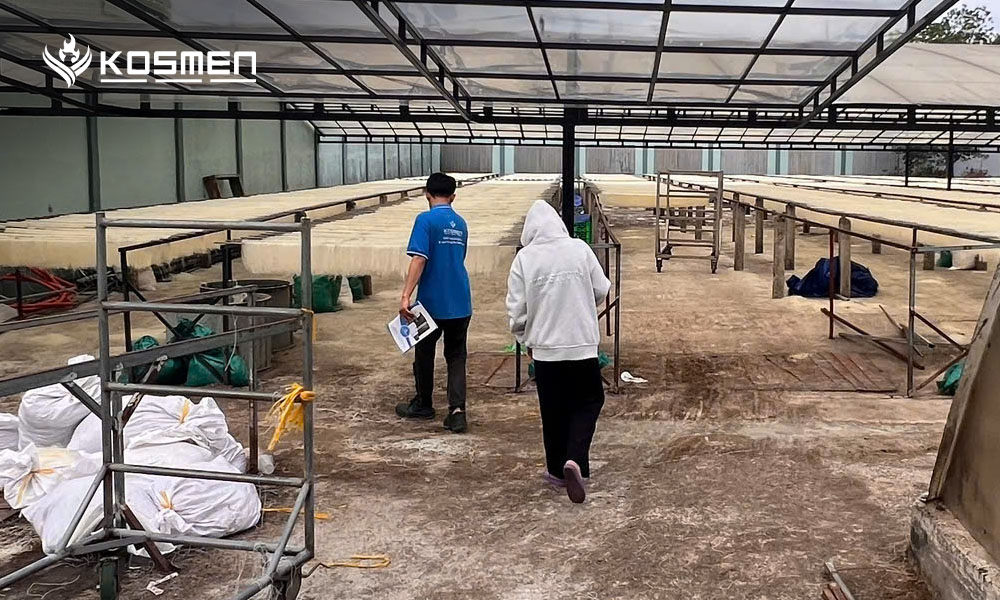 Kosmen tiến h&agrave;nh khảo s&aacute;t thực tế tại xưởng sản xuất b&uacute;n Gia Bảo