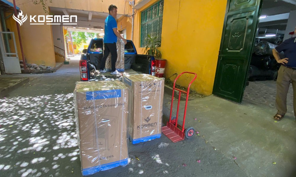 Ứng dụng máy hút ẩm Kosmen ngăn chặn mốc ố, cong vênh, hư phom giày trong quá trình sản xuất