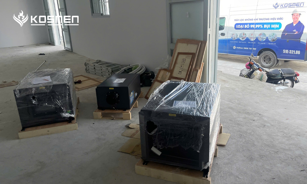 M&aacute;y h&uacute;t ẩm Kosmen gi&uacute;p hạn chế ngưng tụ hơi nước trong kh&ocirc;ng gian, ngăn chặn hoen rỉ v&agrave; ăn m&ograve;n tr&ecirc;n bề mặt kim loại, đảm bảo vũ kh&iacute; hoạt động tốt