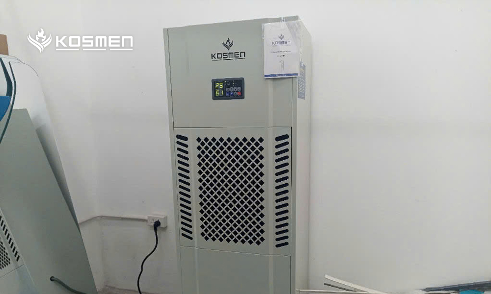Kosmen KM-180S với màn hình hiển thị trực quan, giúp doanh nghiệp dễ dàng kiểm soát tình trạng độ ẩm không gian sản xuất