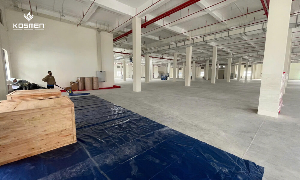 With a dehumidification capacity of 480 liters per day, the Kosmen KM-480DS is suitable for controlling humidity in large spaces ranging from 400 to 700m²