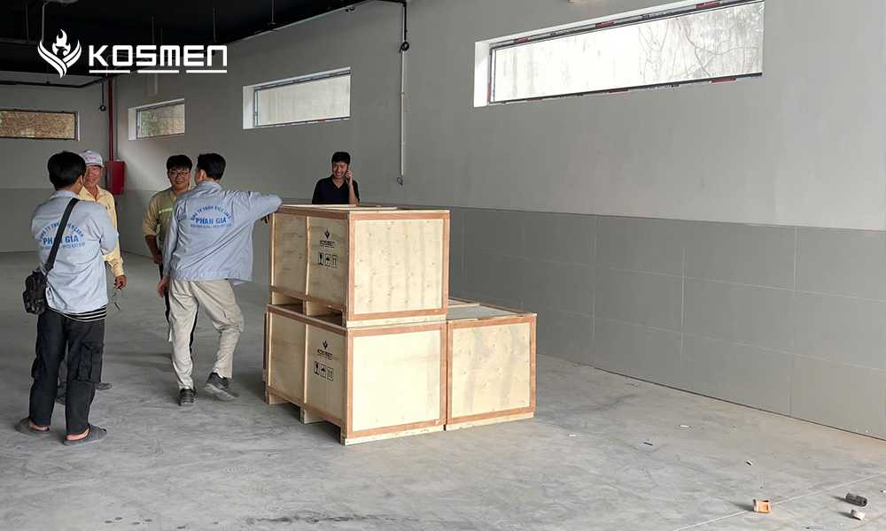 Kosmen KM-180DS điều khiển dễ d&agrave;ng qua bảng điều khiển rời hoặc điều khiển từ xa qua app, gi&uacute;p tối ưu vận h&agrave;nh của ph&ograve;ng tập gym