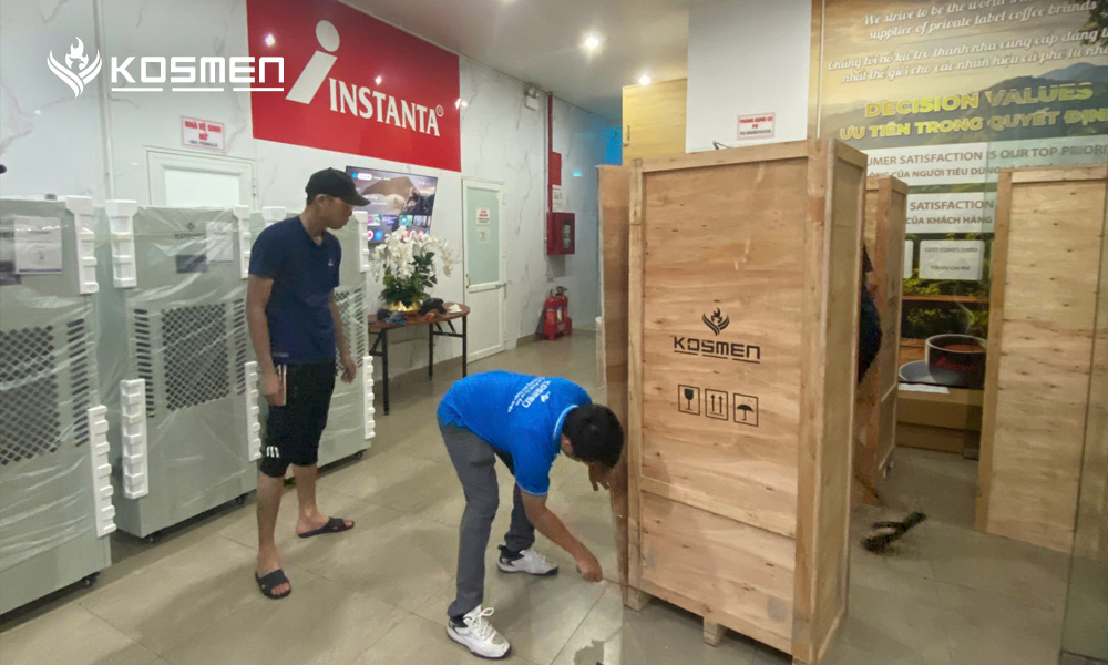 Nh&acirc;n vi&ecirc;n kỹ thuật Kosmen vận chuyển thiết bị đến nh&agrave; m&aacute;y v&agrave; hướng dẫn chi tiết vận h&agrave;nh