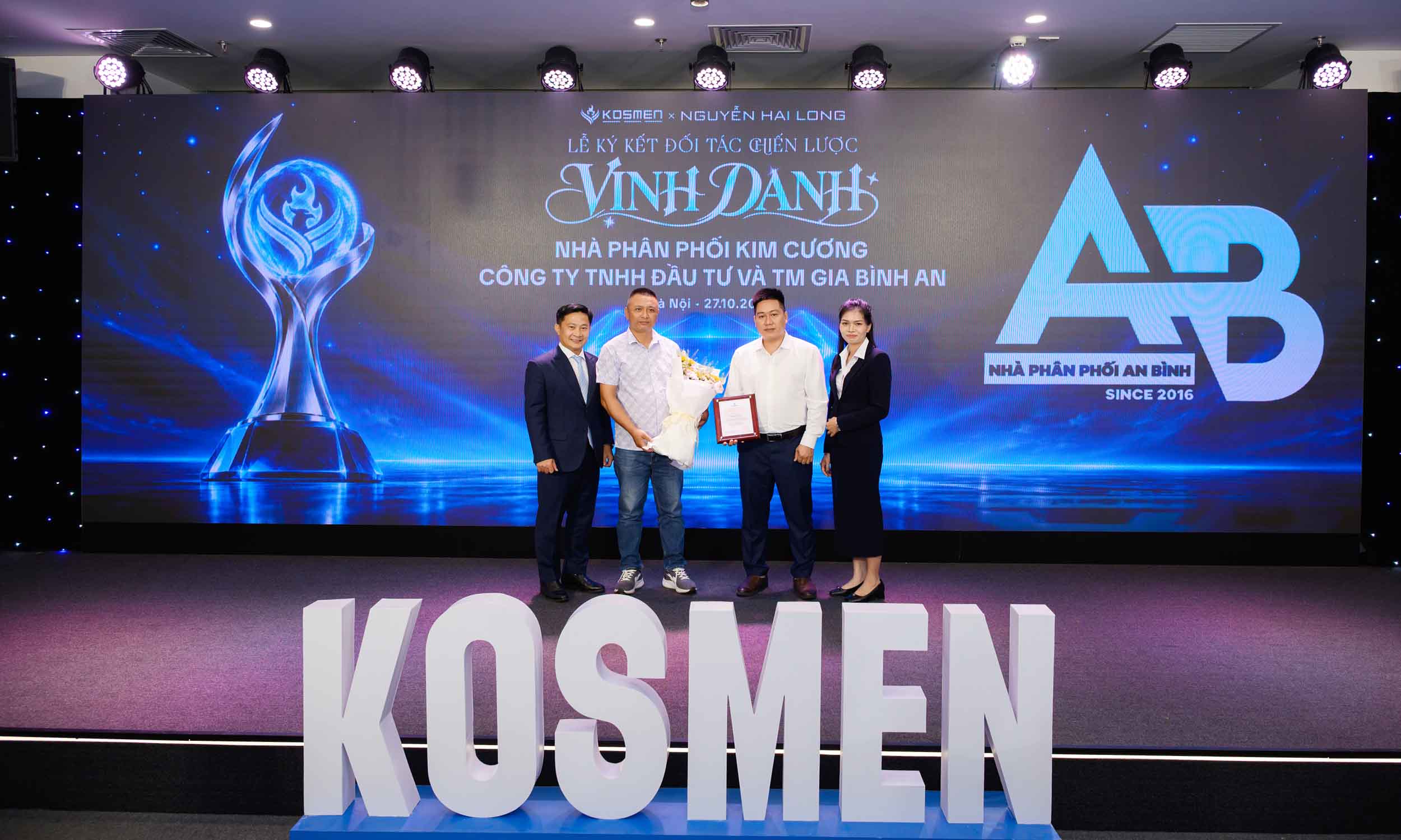 Vinh danh trao giải c&aacute;c đối t&aacute;c đ&atilde; đồng h&agrave;nh c&ugrave;ng ph&aacute;t triển với Kosmen -1