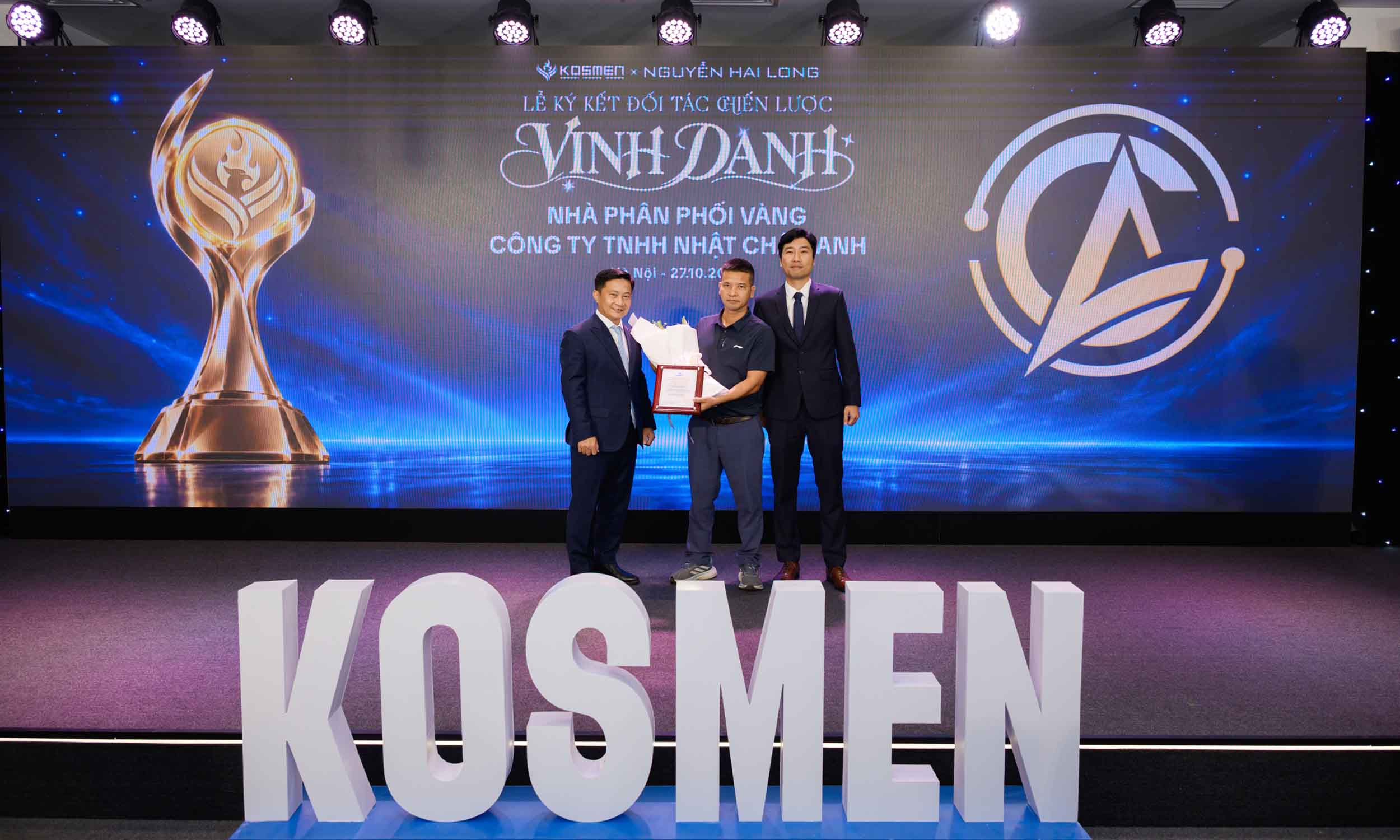 Vinh danh trao giải c&aacute;c đối t&aacute;c đ&atilde; đồng h&agrave;nh c&ugrave;ng ph&aacute;t triển với Kosmen -7