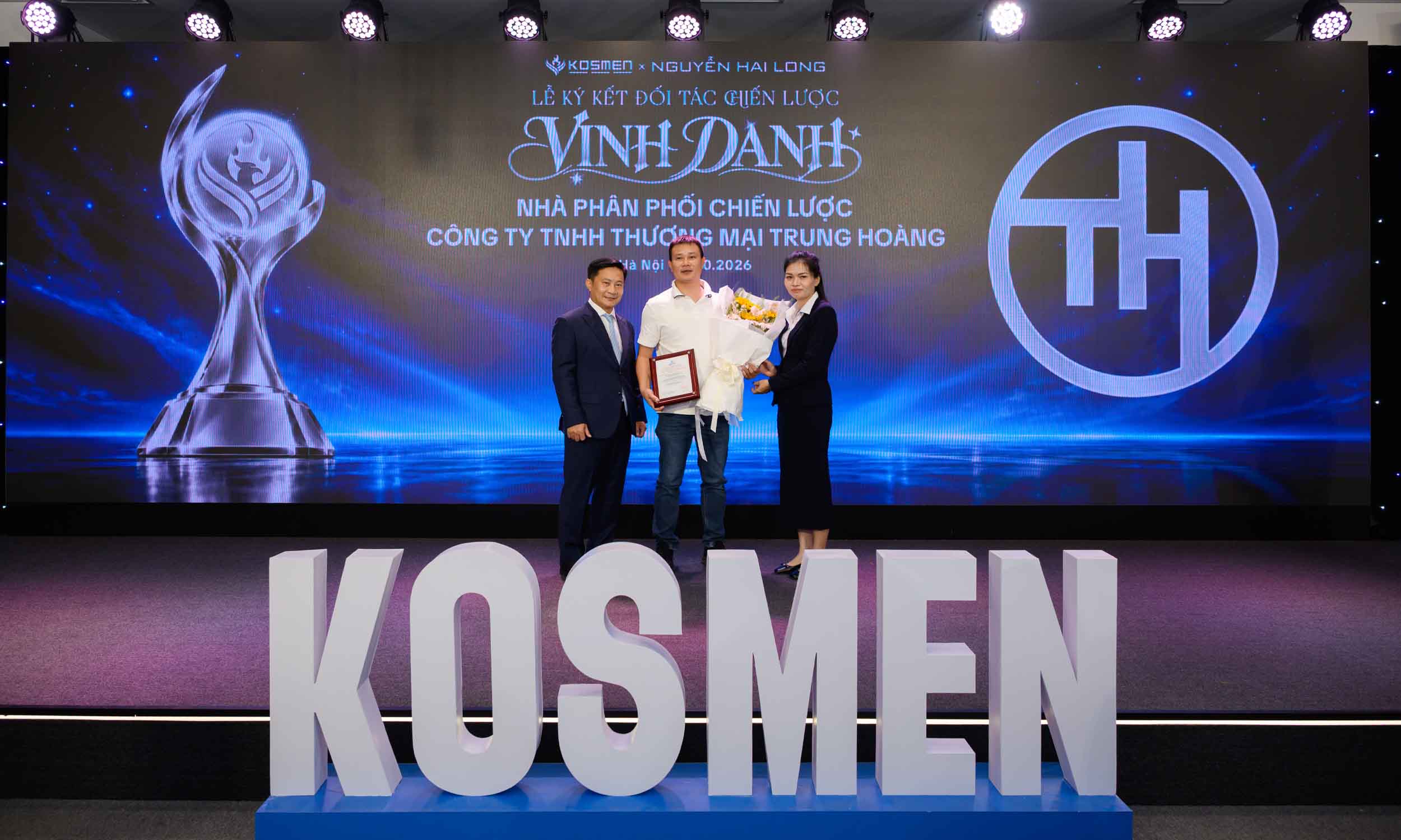 Vinh danh trao giải c&aacute;c đối t&aacute;c đ&atilde; đồng h&agrave;nh c&ugrave;ng ph&aacute;t triển với Kosmen -9