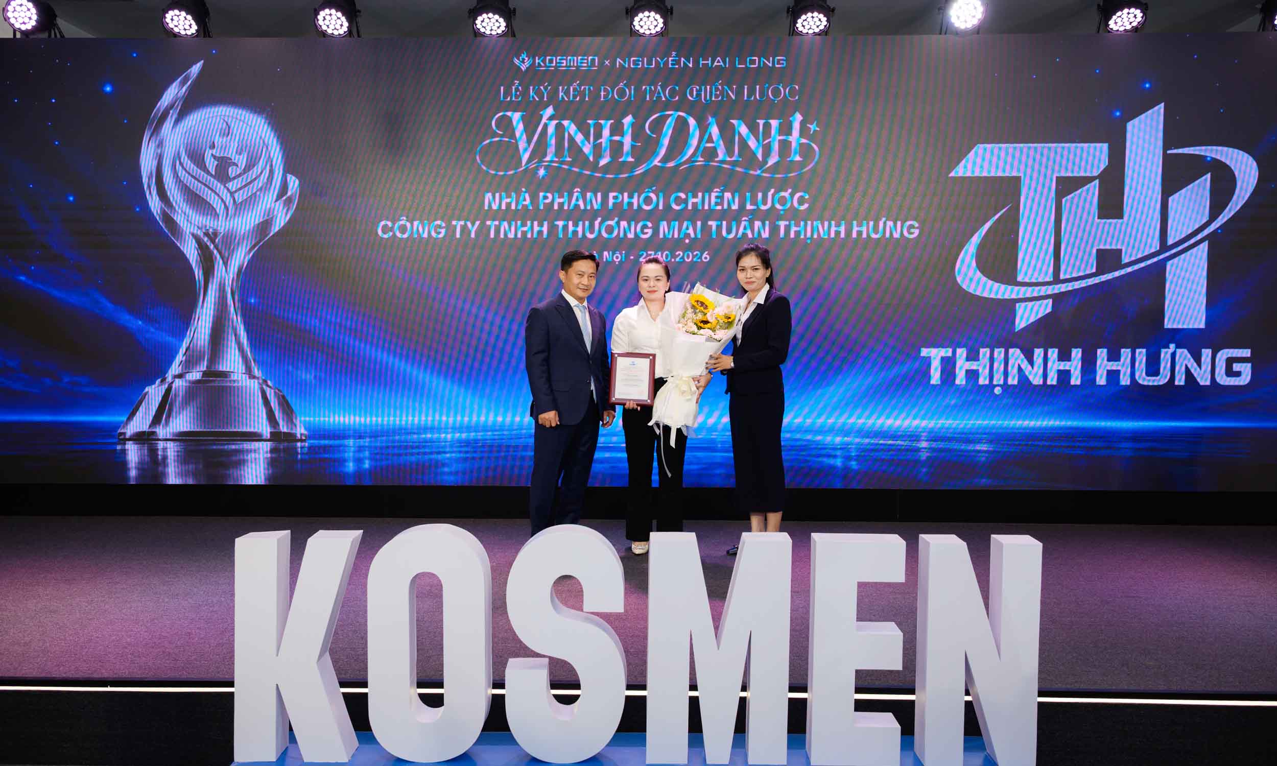 Vinh danh trao giải c&aacute;c đối t&aacute;c đ&atilde; đồng h&agrave;nh c&ugrave;ng ph&aacute;t triển với Kosmen -11