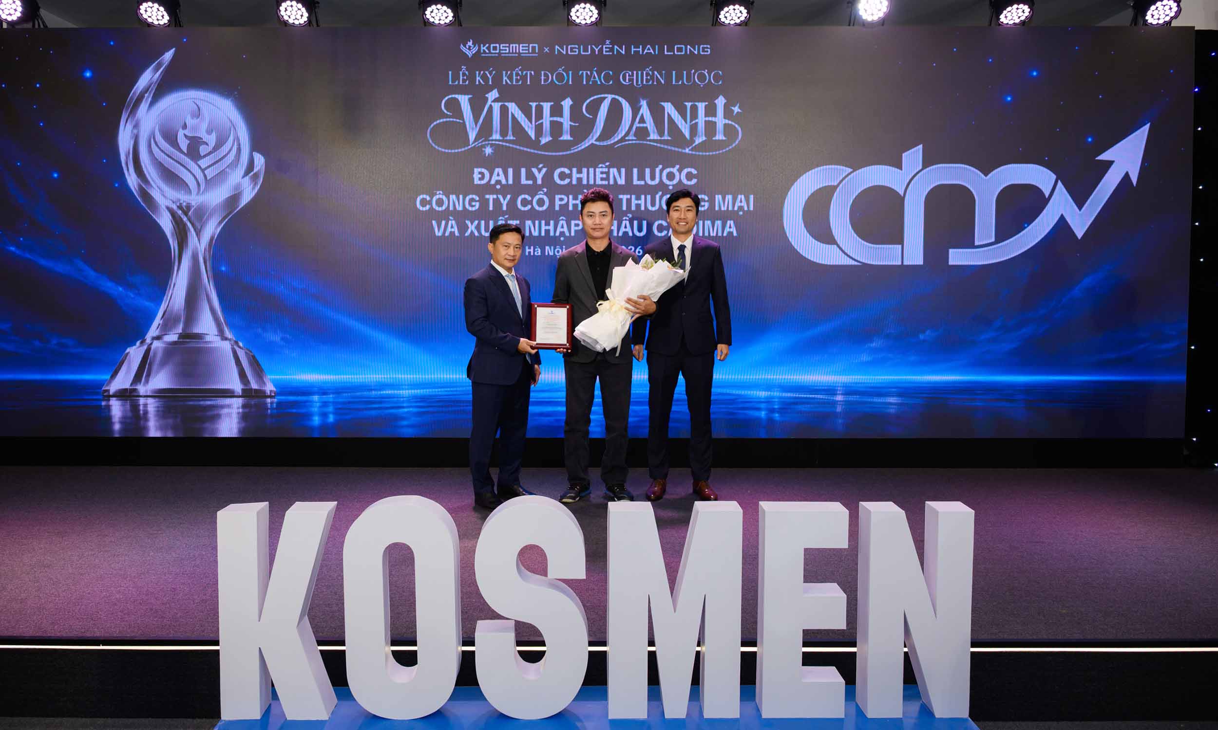 Vinh danh trao giải c&aacute;c đối t&aacute;c đ&atilde; đồng h&agrave;nh c&ugrave;ng ph&aacute;t triển với Kosmen -14