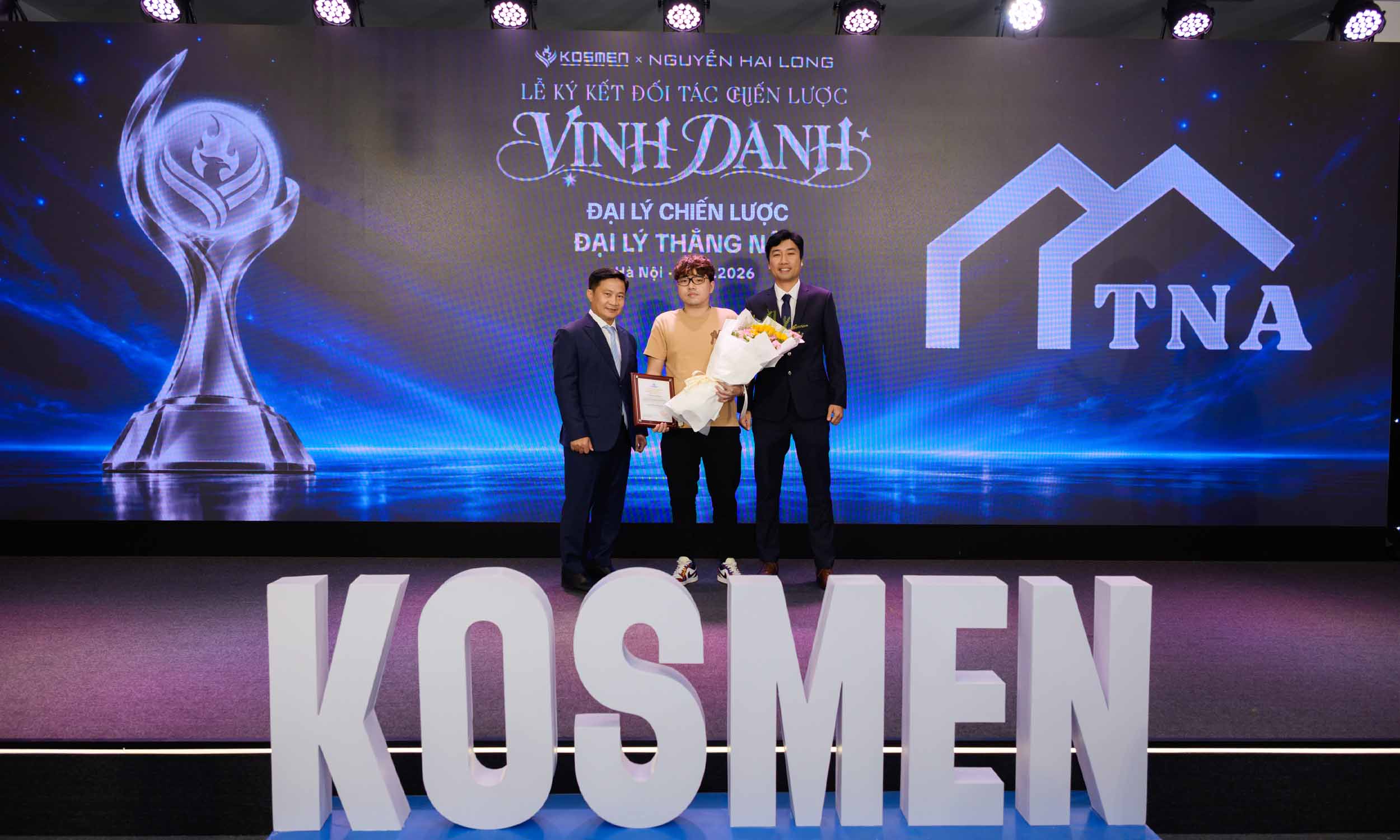 Vinh danh trao giải c&aacute;c đối t&aacute;c đ&atilde; đồng h&agrave;nh c&ugrave;ng ph&aacute;t triển với Kosmen -22